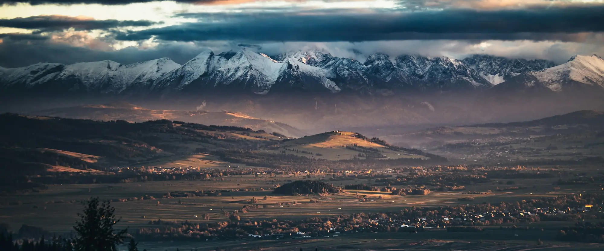 Ośnieżone Tatry nad Podhalem przed świtem